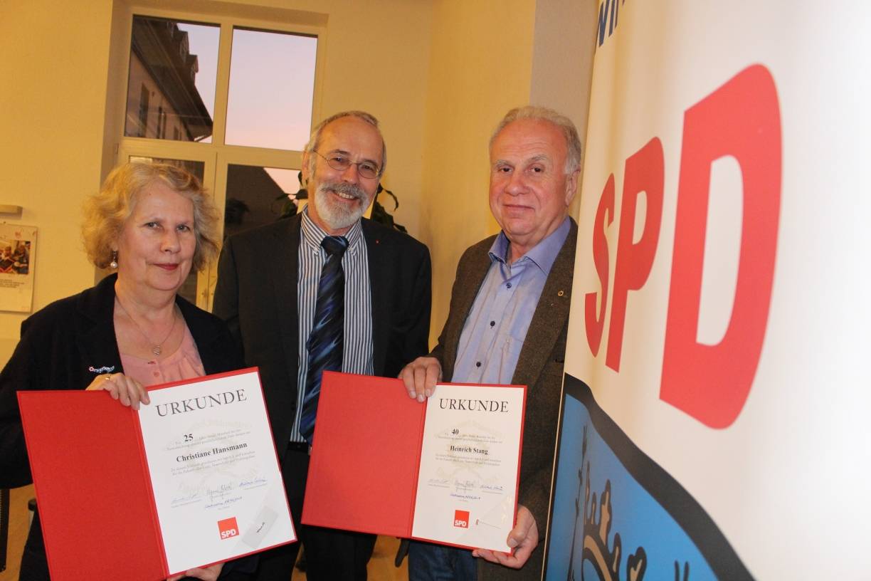  Christine Hansmann (Jubilarin), Heribert Klein (Ortsvereinsvorsitzender) und Heinrich Stand (Jubilar). 