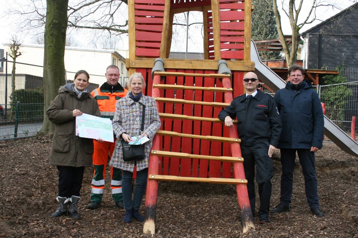  Spielplatzpatin Nicola Hengst-Gohlke, Alexander Szanto vom Baubetriebshof, Grafikerin Sabine Lorenz, Brandoberinspektor Dirk Fischer und Ferdinand Ortmann, der Leiter des städtischen Grünflächenamtes (v. l.) auf dem Feuerwehrspielplatz auf der Neanderstraße. 