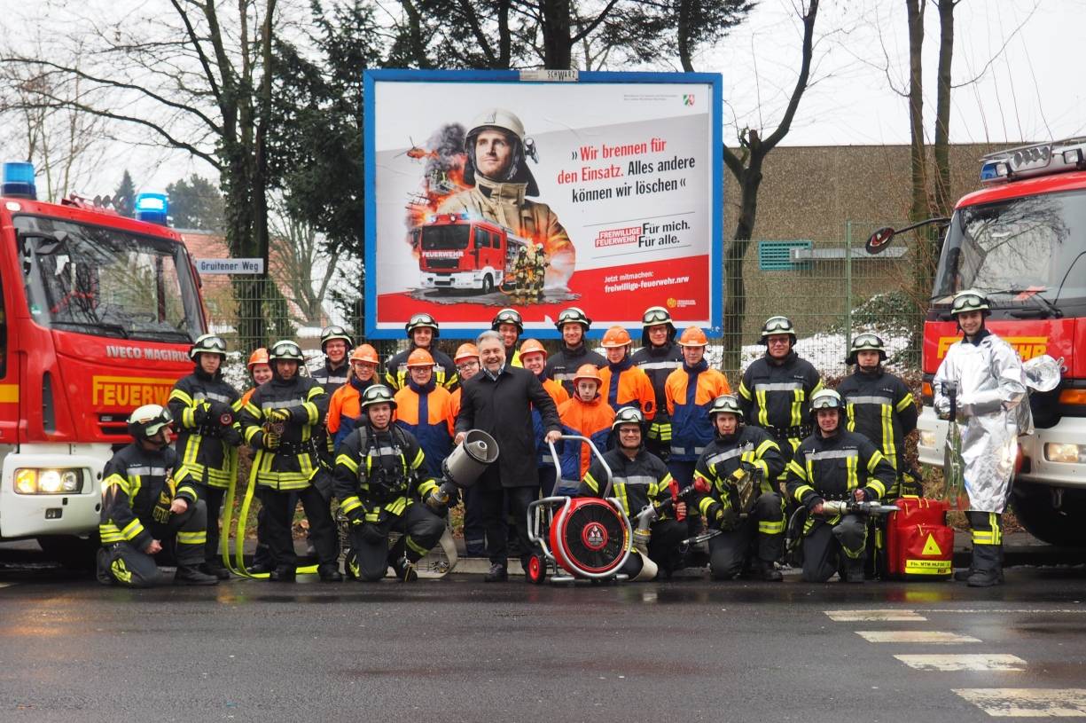  Bürgermeister Thomas Dinkelmann und der Leiter der Feuerwehr, Marco Zerweiss, werben mit Freiwilligen Feuerwehrfrauen, -männern und der Jugendfeuerwehr für Nachwuchs. 