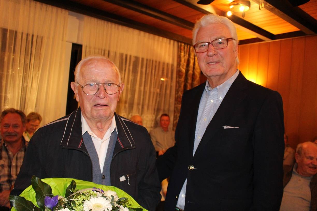  Klaus Sänger, Vorsitzender des BVM, überreicht Hans Westhauser einen Strauß für 60 Jahre Mitgliedschaft. 