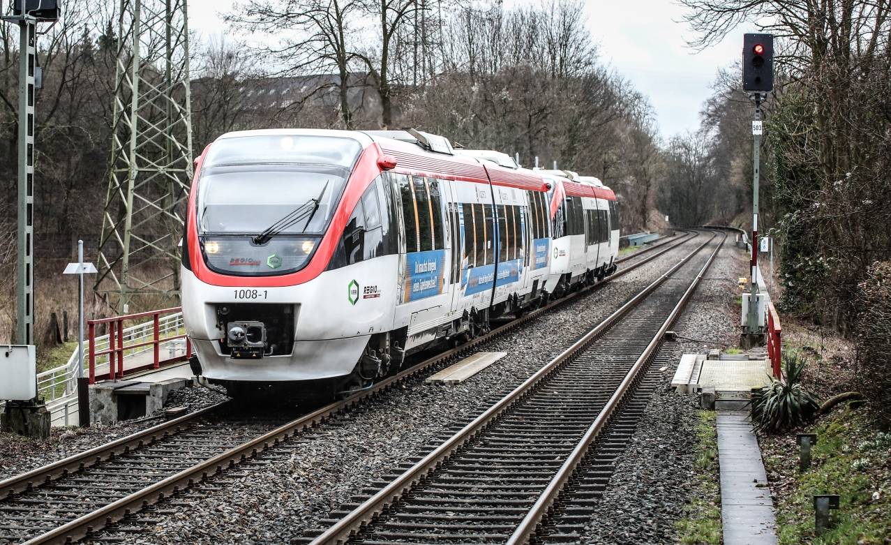  Ab 2021 sollen diese Züge, hier am Bahnhof Erkrath-Nord, ausgemustert werden. Die neuen Züge liegen niedriger auf der Schiene, deswegen müssen die Gleise angehoben werden. 