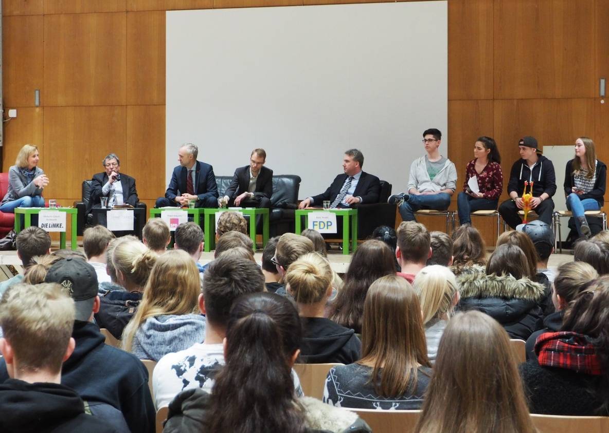  v.l.n.r.: Michaele Gincel-Reinhardt (Die Linke), Peter Knitsch (Die Grünen), Manfred Krick (SPD), Christian Unterrieser (CDU) und Dirk Wedel (FDP) stellten sich in einer Podiumsdiskussion den Fragen der Schüler am Konrad Heresbach Gymnasium. 