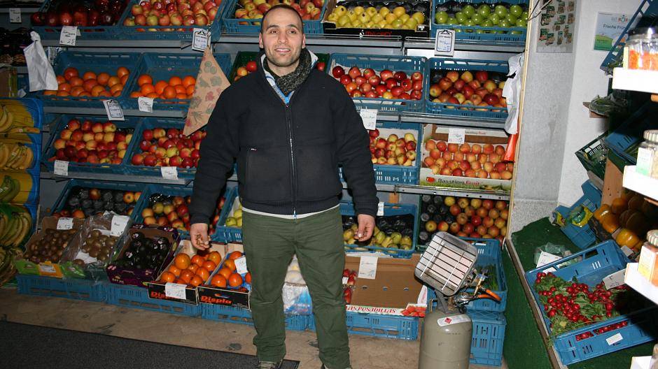 Obst- und Gemüsehändler Ugur Baydar von der Kleinen Mühlenstraße nahm sein dunkles...