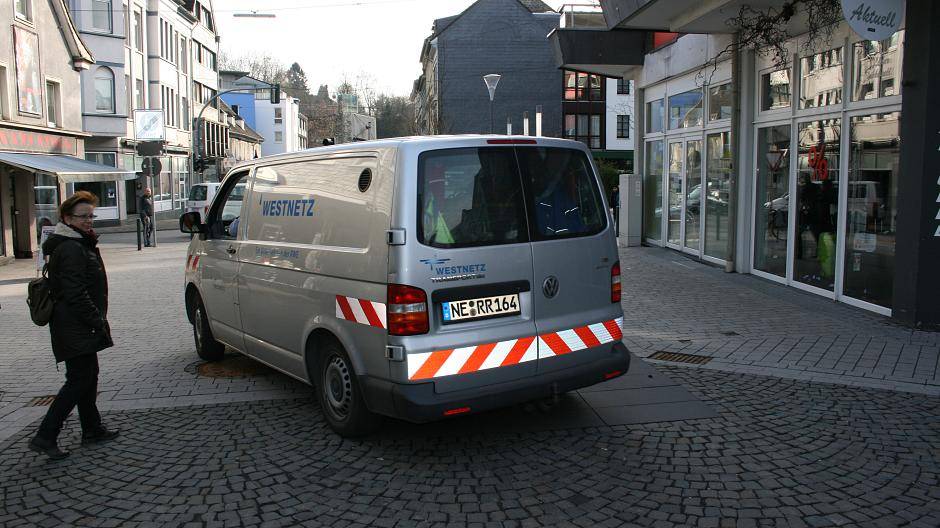 Bagger trifft Leitung und sorgt für Stromausfall in Mettmann