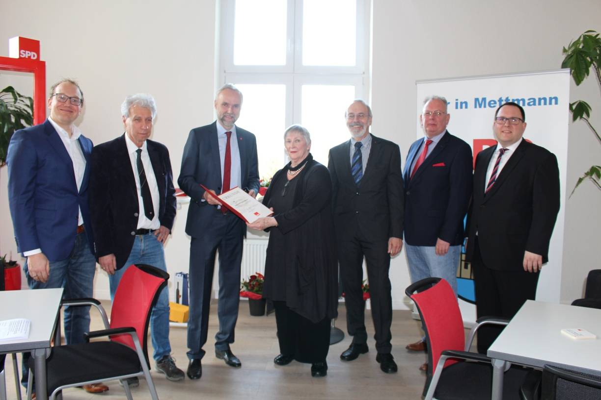  Pressewart Matthias Stascheit, Jubilar Hans Duncker, Landtagsabgeordneter Manfred Krick,Gunhild Lichtenford, Ortsvereinsvorsitzender Heribert Klein, Landtagsabgeordneter Volker Münchow und Bundestagskandidat Jens Niklaus. 