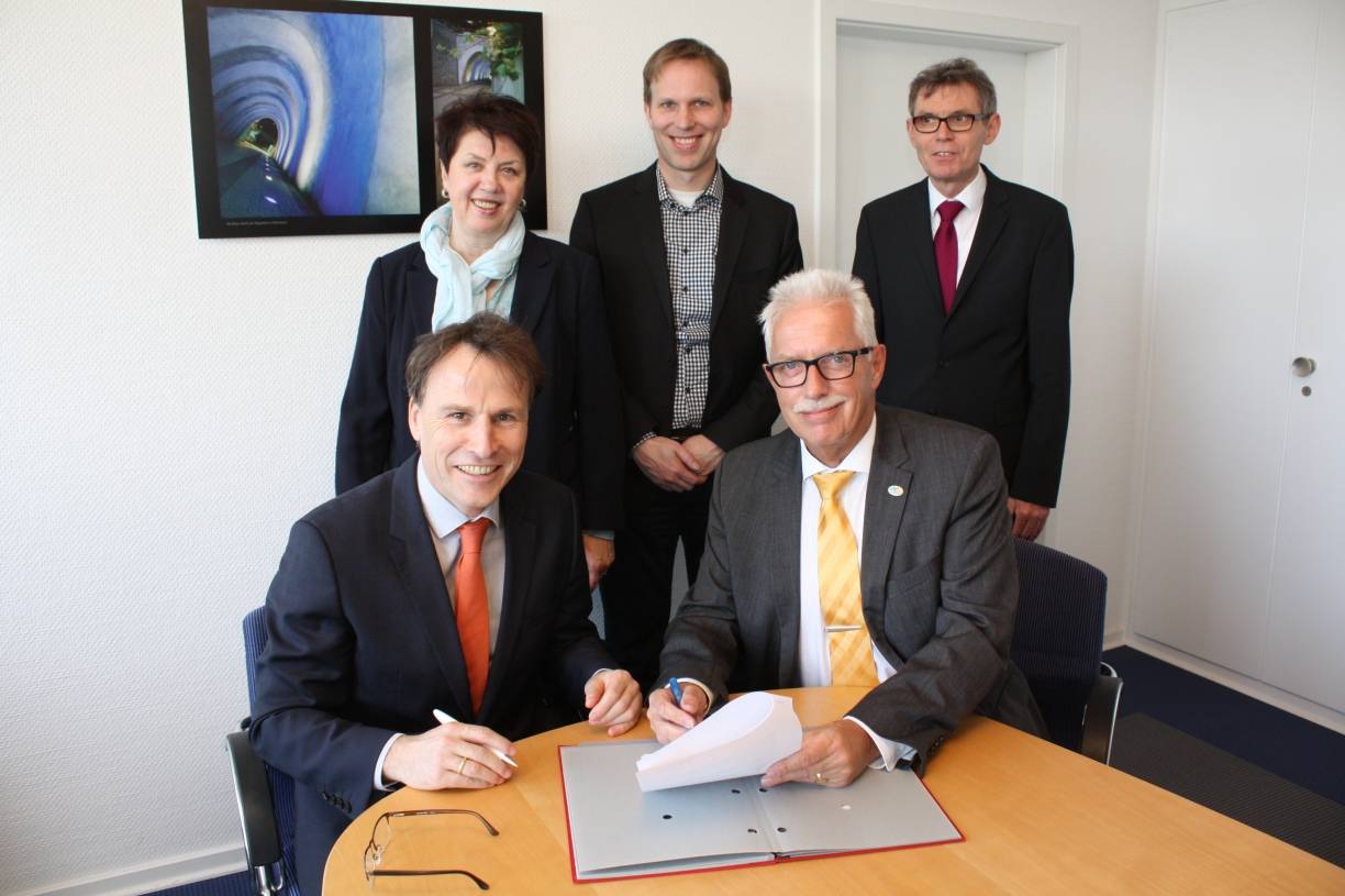  (vorne v.l.) Gregor Jeken und Thomas Hendele, (hinten v.l.) Kreis-Baudezernentin Ulrike Haase, Florian Reeh (Leiter Liegenschaftsamt), Michael Scheidtmann (Geschäftsführer Neander Energie). 