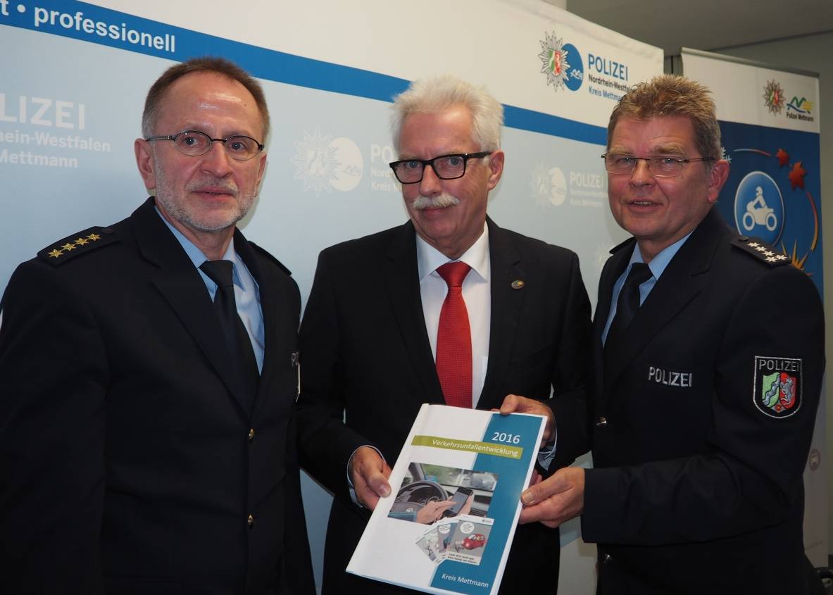  Thomas Frorath, Leiter der Abteilung Polizei, Landrat Thomas Hendele und Ralf Schefzig, Leiter der Direktion Verkehr. 