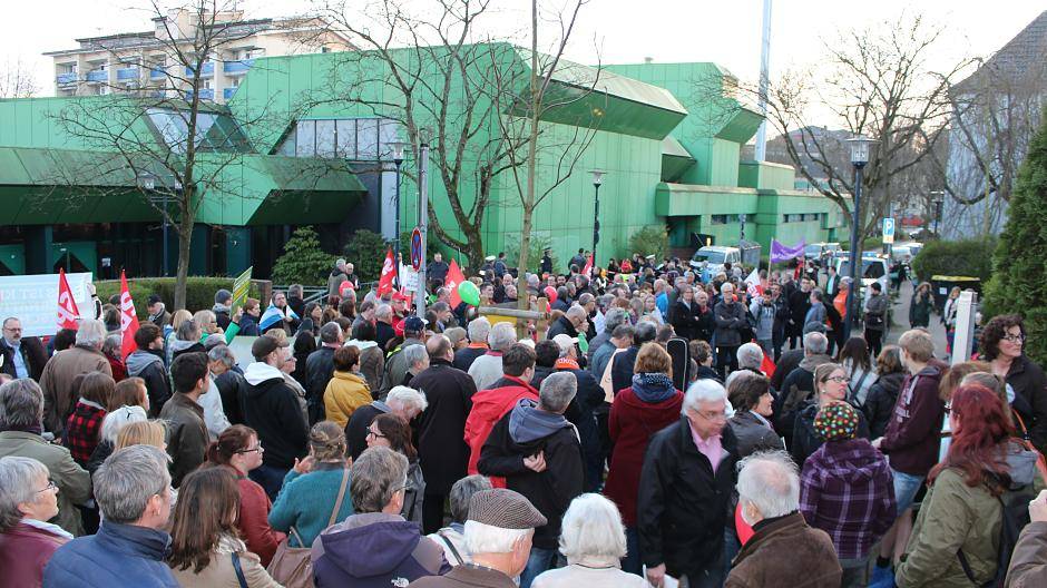 Demo vor der Stadthalle