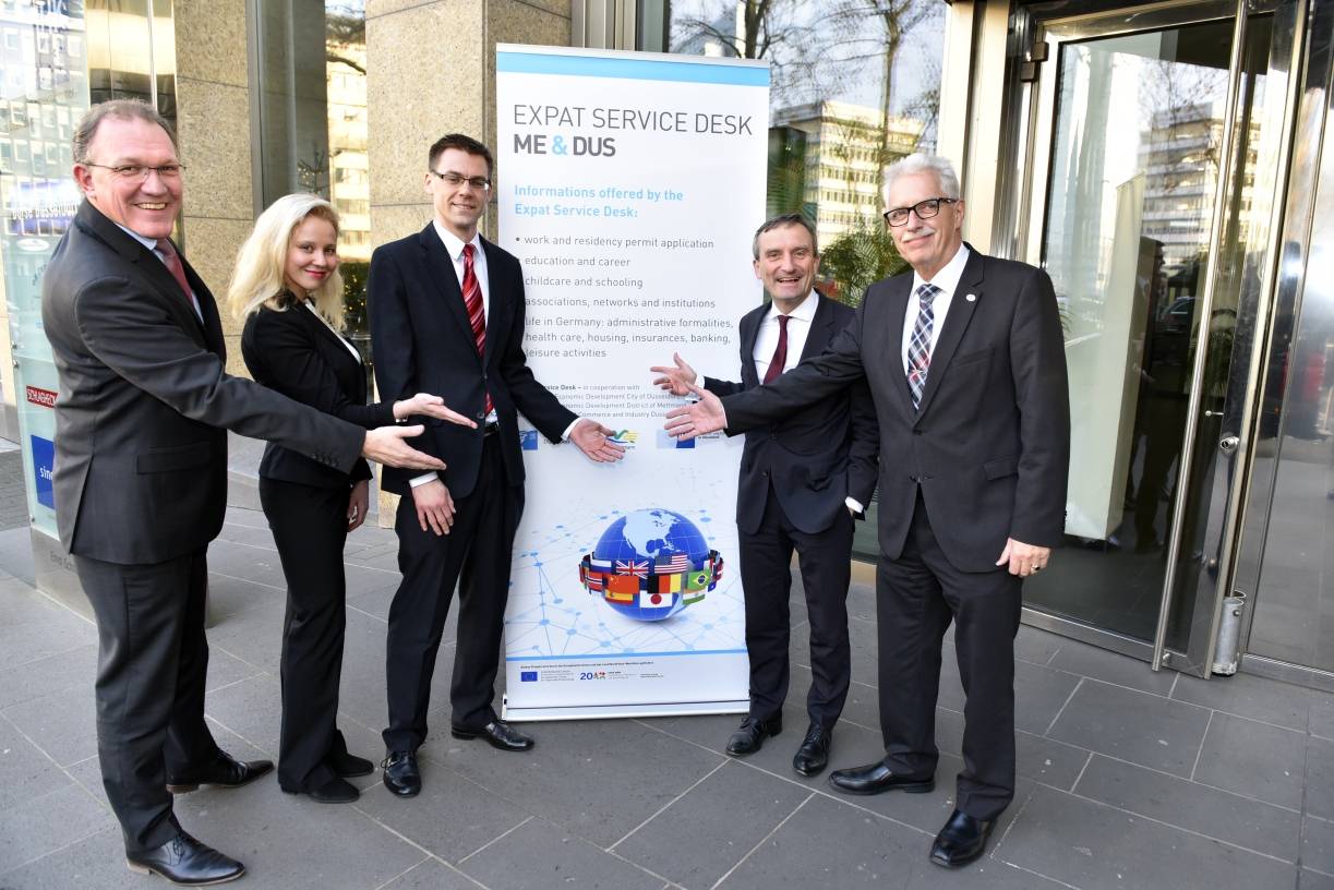  Foto (v.l.): Gregor Berghausen (Hauptgeschäftsführer IHK Düsseldorf), Svetlana Bayer (Projektmitarbeiterin Expat Service Desk), Johannes Grünhage (Projektleiter Expat Service Desk), Oberbürgermeister Thomas Geisel (Düsseldorf) und Landrat Thomas Hendele (Kreis Mettmann). 
