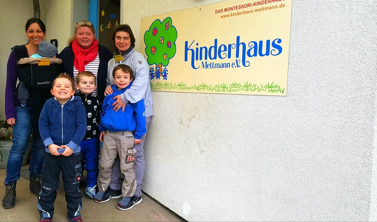  v.l.: Anna Schlärmann (Elternrat), Isabel Niedieck (Vorsitzende des Trägervereins) und Einrichtungsleiterin Yvonne Bremicker begrüßen gemeinsam mit den Kindern Ben, Leon, Till und Max die Besucher im Kinderhaus an der Gottfried-Wetzel-Straße. 
