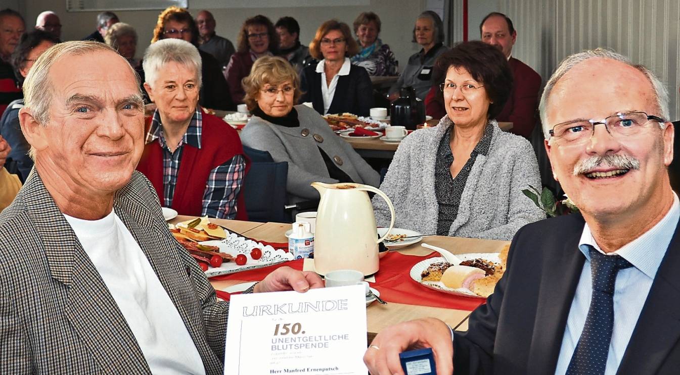  Manfred Ernenputsch (links) wurde vom DRK-Vorsitzenden Norbert Danscheidt (rechts) ausgezeichnet. 