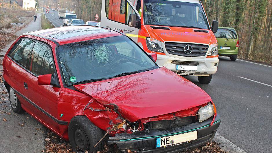 Opel kracht gegen Baum