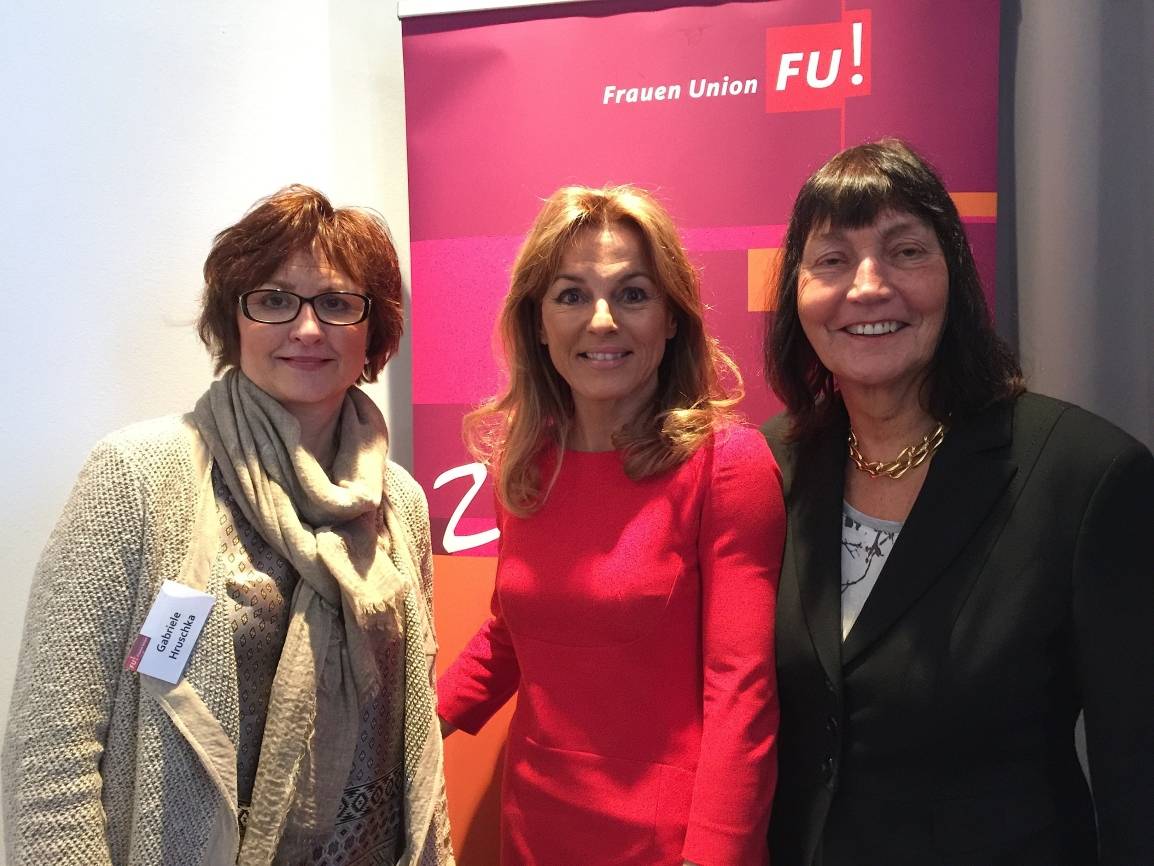  Zusammentreffen auf dem CDU-NRW-Neujahrsempfang in Düsseldorf (v.l.n.r.): Gabriele Hruschka, stellv. Vorsitzende, Michaela Noll MdB, Bundestagsvizepräsidentin und Dr. Annette Koewius, Vorsitzende der Frauen Union des Kreises Mettmann. 