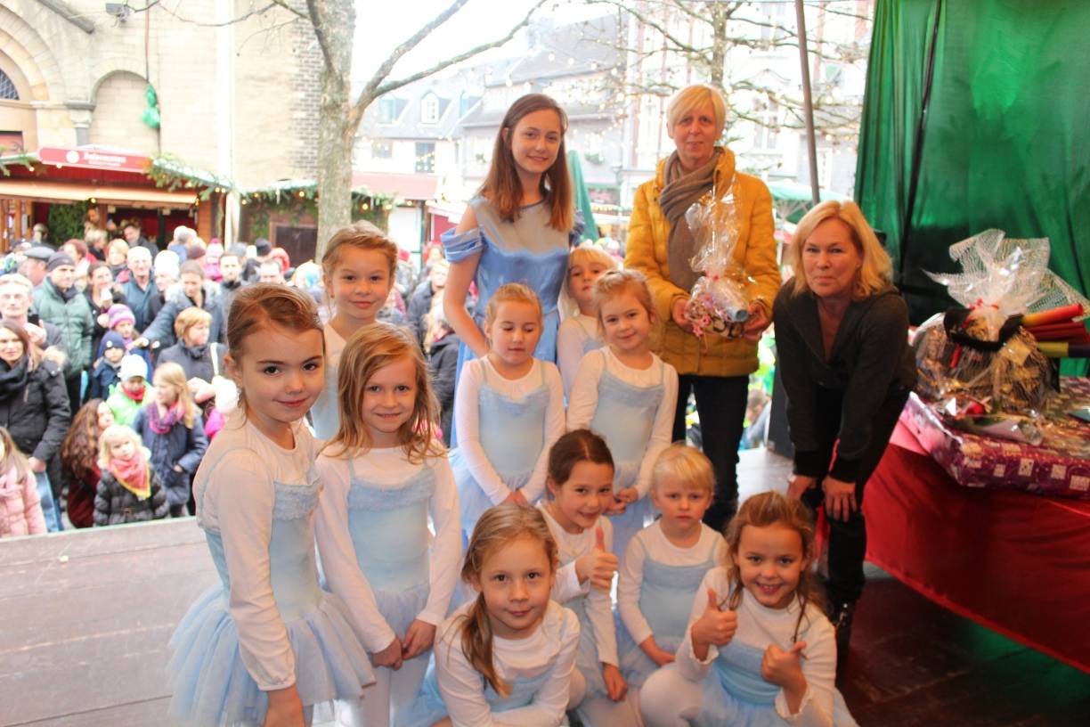  Constanze Krauss (ganz rechts) und ihre tanzenden Elsas überreichten der Leiterin des Kinderschutzbundes, Anke Krick, eine Spardose mit 850 Euro. 