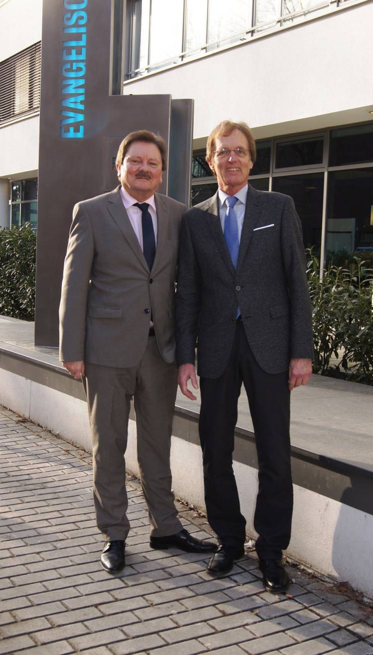  Geschäftsführer Bernd Huckels und rechts Chefarzt Dr. med. Walter Linde. 