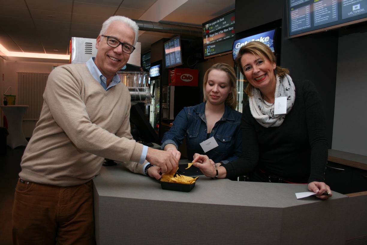  Ein Happen auf den Erfolg: Thomas Rüttgers und sein Team lassen sich die leckeren Nachos am Tresen schmecken. 