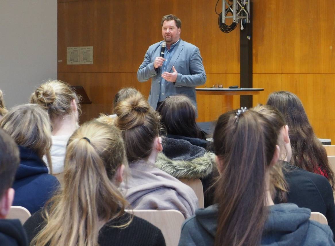  Dr. Michael Kiefer erklärt den Oberstufenschülern des KHG was den Salafismus vom Islam unterscheidet.  