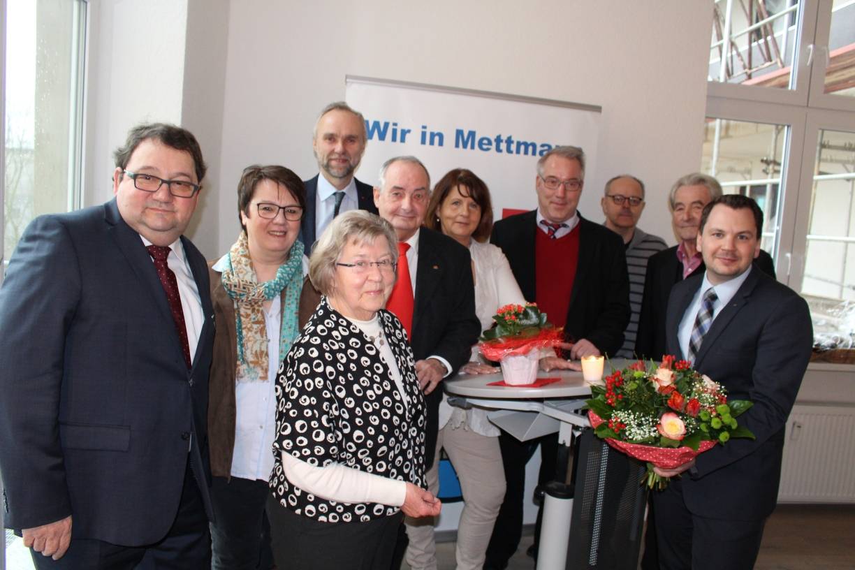  Die Jubilare Marianne Peters, Iris Meyer, Volker Schönberg, Robert Gude, Horst Teutenberg, Berthold Becker und Wolfgang Petschull sowie Florian Peters (Ortsvereinsvorsitzender), Andrea Rottmann (Fraktionsvorsitzende) und Landtagsabgeordneter Manfred Krick. 