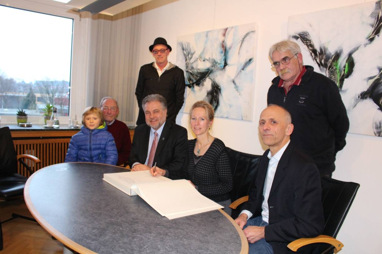  Neffe Jakob, Schwiegervater Artur Schmidt, ME- Sport Vereinsvorsitzender Frank Thiess, Bürgermeister Thomas Dinkelmann, Silke Schmidt, Abteilungsleiter der Leichtathletik Hans Perpeet und Ehemann Thomas Schmidt. 