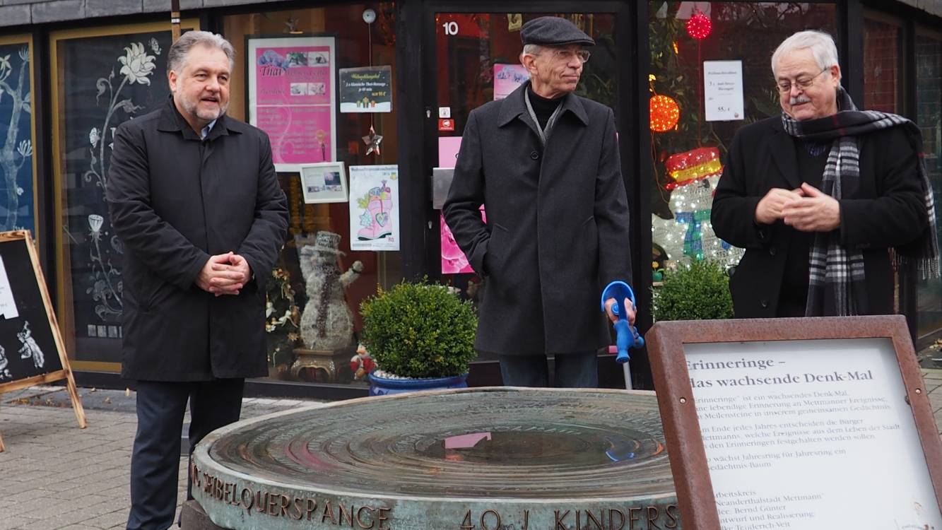  Bürgermeister Thomas Dinkelmann, Friedhelm Kückels und der Vorsitzende des Stadtmarketing-Arbeitskreises Professor Dr. Bernd Günther vor dem Erinnering. 