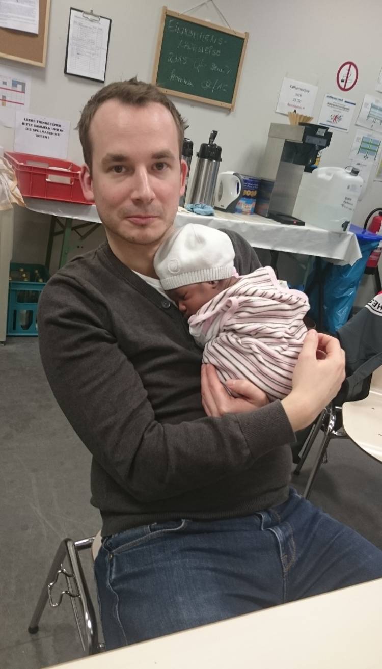  Auch ein Baby wurde im Laufe der fünfmonatigen Betriebszeit der Notunterkunft geboren. Kreismitarbeiter Andreas Steinmetz hat die kleine Maria (geboren am 20. Januar, hier etwa zwei Wochen alt) aus Guinea sofort ins Herz geschlossen. 