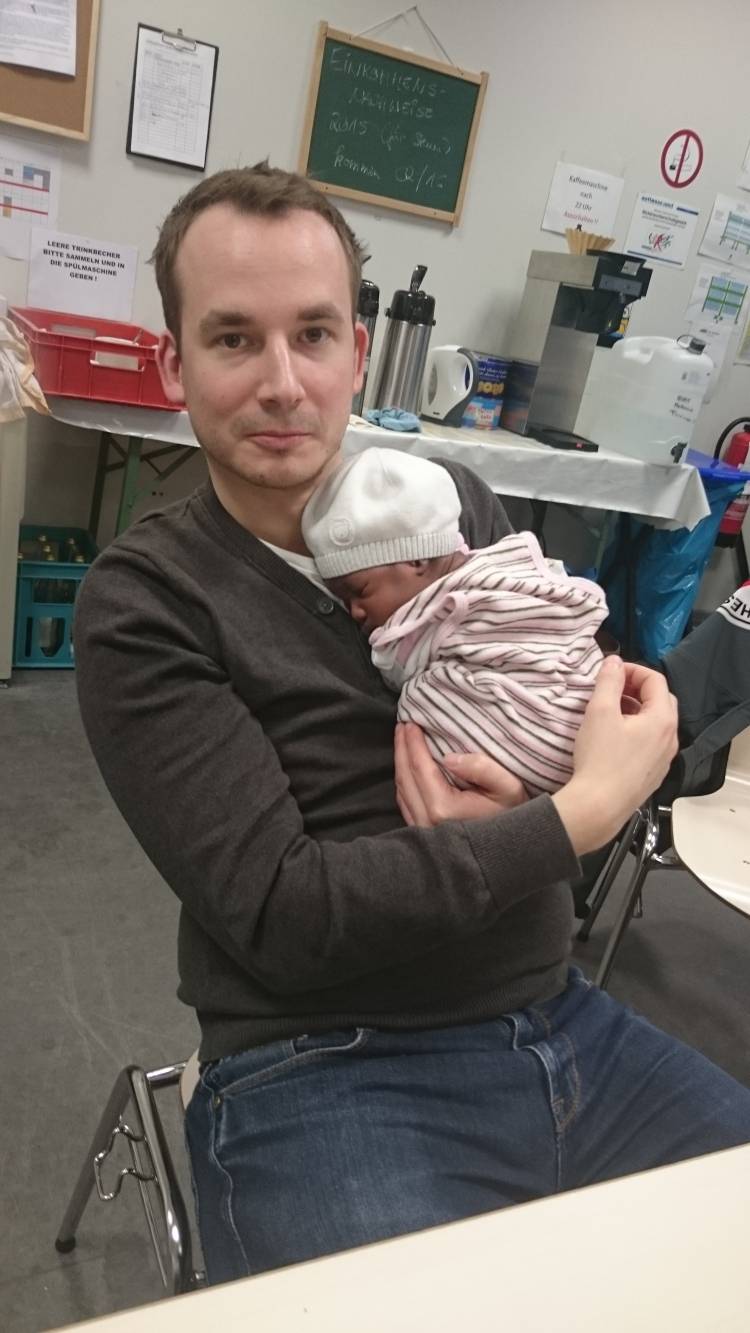  Auch ein Baby wurde im Laufe der fünfmonatigen Betriebszeit der Notunterkunft geboren. Kreismitarbeiter Andreas Steinmetz hat die kleine Maria (geboren am 20. Januar, hier etwa zwei Wochen alt) aus Guinea sofort ins Herz geschlossen. 