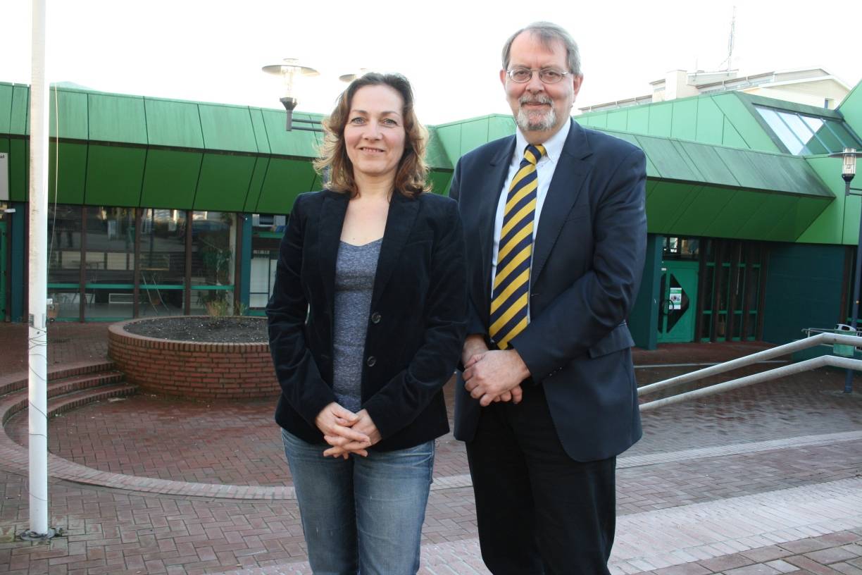 Andrea Metz und Klaus Müller vor der Stadthalle, die sie am Liebsten los werden würden. 