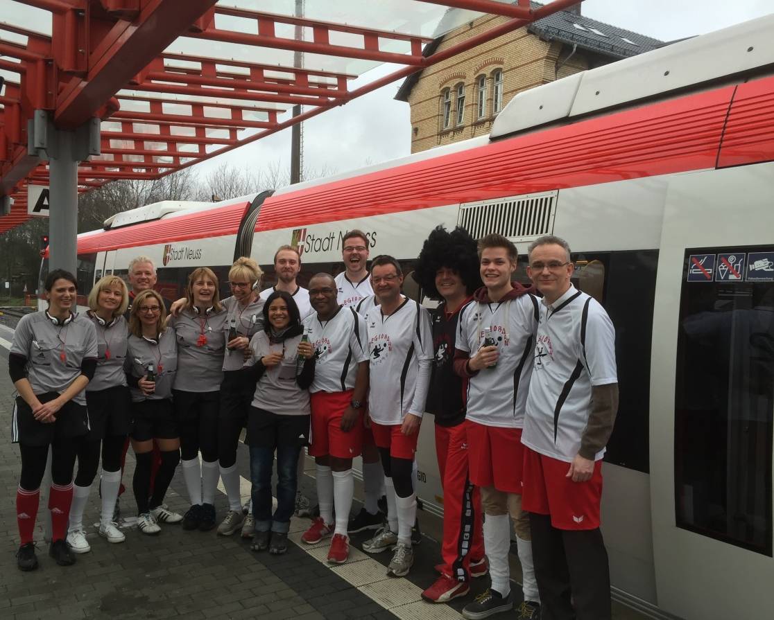 Jecke Regiobahn-Fighter feiern Karneval und verteilen Quarkbällchen an die Fahrgäste