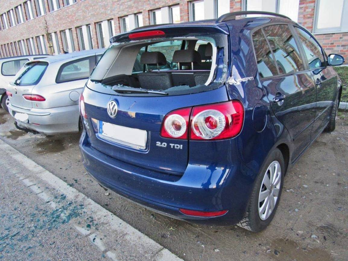  Der beschädigter VW Golf Plus. 
