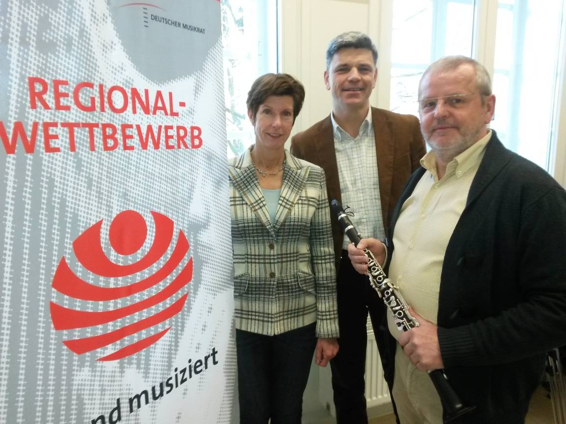  Dr. Barbara Bußkamp (Kulturamt Kreis Mettmann, Geschäftsführung Regionalausschuss Jugend musiziert, Paul Sevenich (Musikschule Ratingen, Vorsitzender Regionalausschuss Jugend musiziert) und Thomas Volkenstein (Musikschule Hilden, stellvertretender Vorsitzender Regionalausschuss Jugend musiziert). 