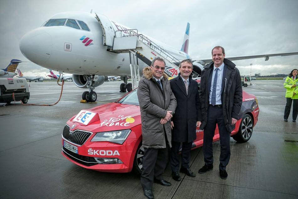  Frankreichs Radsport-Legende Bernard Hinault, Oberbürgermeister Thomas Geisel und Christian Prudhomme, Direktor der Tour de France, nach der Ankunft am Düsseldorfer Flughafen. 