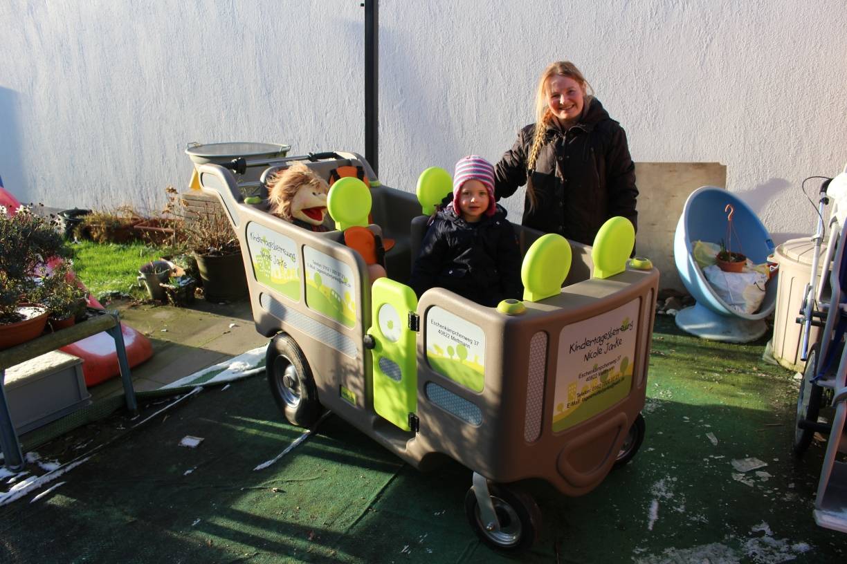  Nicole Janke und ihr auffälliger Krippenwagen gehören in Metzkausen zum alltäglichen Bild. 