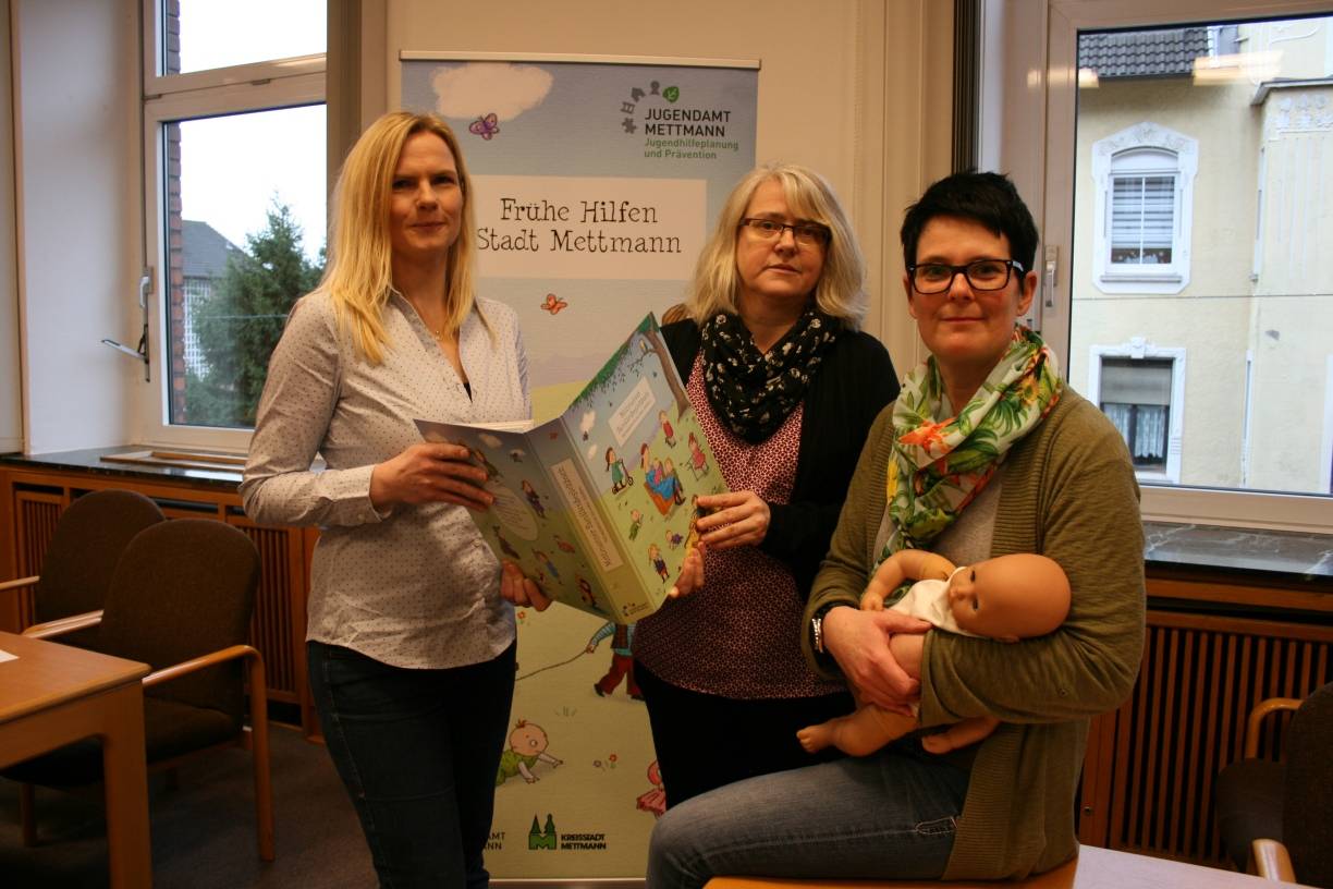  Cornelia Solenski (v.l.), die Koordinatorin der "Frühen Hilfen" und die Familien-Hebammen Claudia Klaes-Bias und Maria Kieninger-Meerkamp helfen jungen Eltern. 
