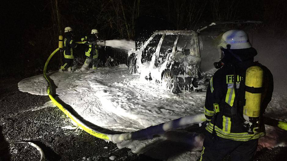 Das Fahrzeug wurde eingeschäumt, um die Flammen löschen zu...