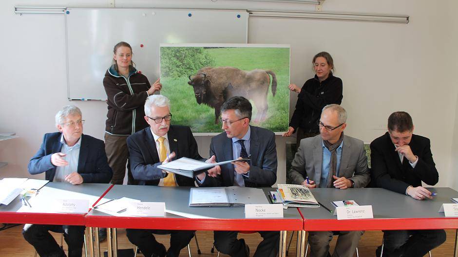 Während der Unterzeichnung des Vertrages: (v.li.) Klaus Adolphy (Abteilungsleiter der...