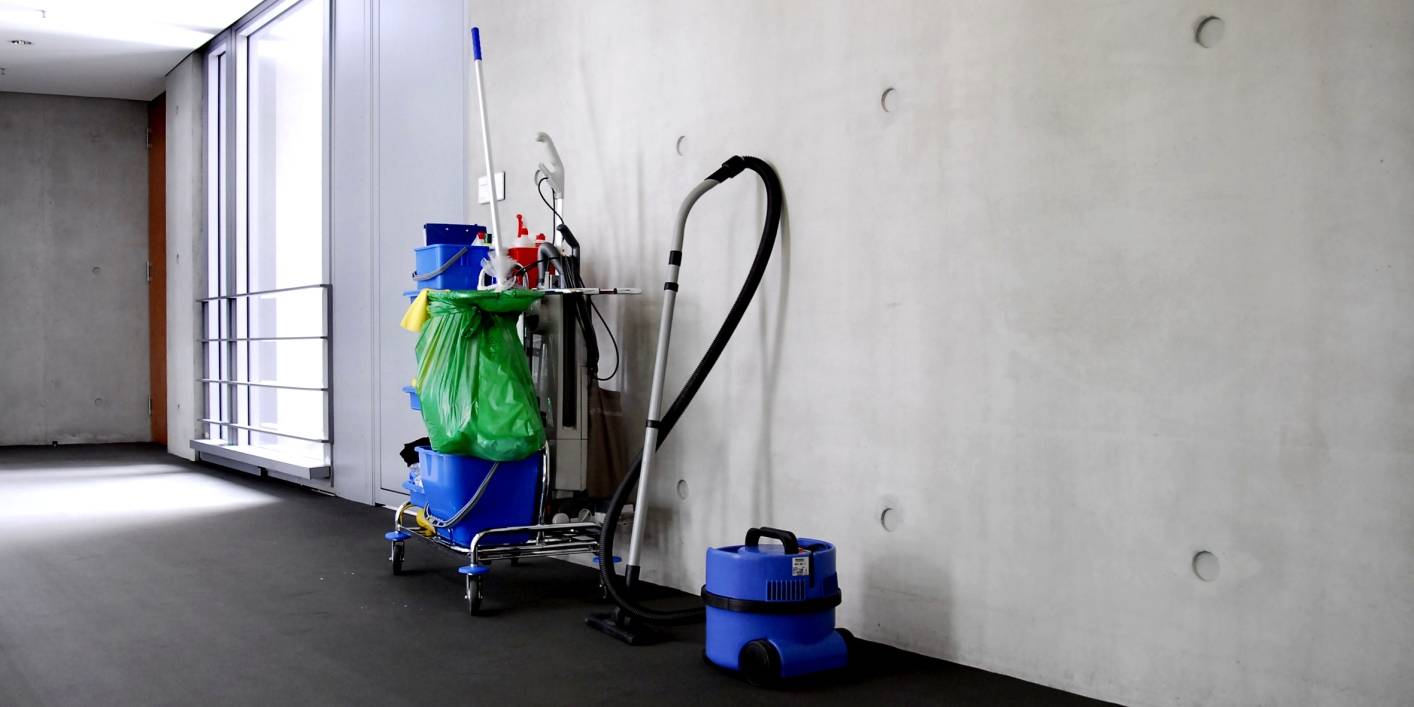  Die Gebäudereiniger sorgen dafür, dass Schulen und Büros sauber bleiben. Jetzt bekommen die Beschäftigten mehr Geld, teilt die Gebäudereiniger-Gewerkschaft IG BAU mit. Auch konkrete Maßnahmen gegen das "Turbo-Putzen" soll es geben. 