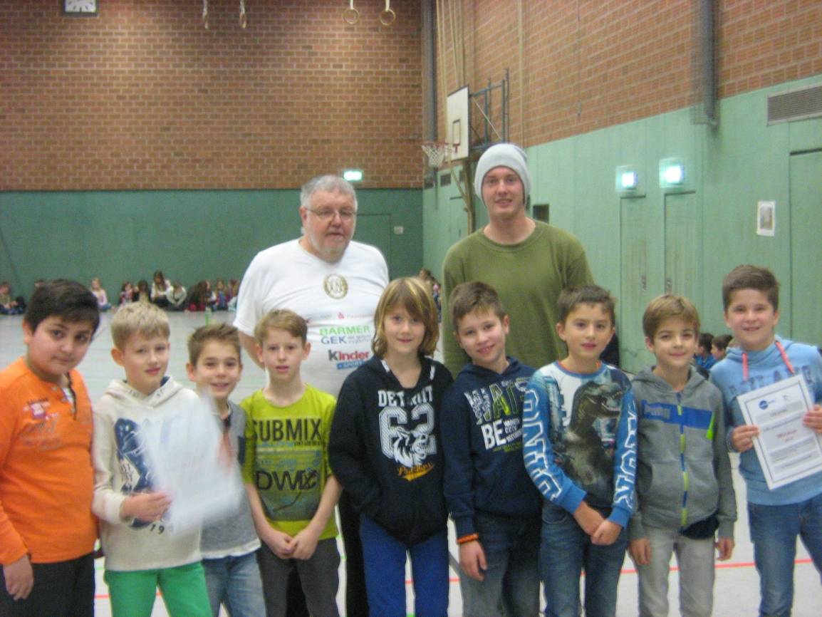  Sportlehrer Lothar Mixa und Fußballprofi Julian Brandt mit den beiden erfolgreichen Tischtennisgruppen der GGS Herrenhauserstraße. 