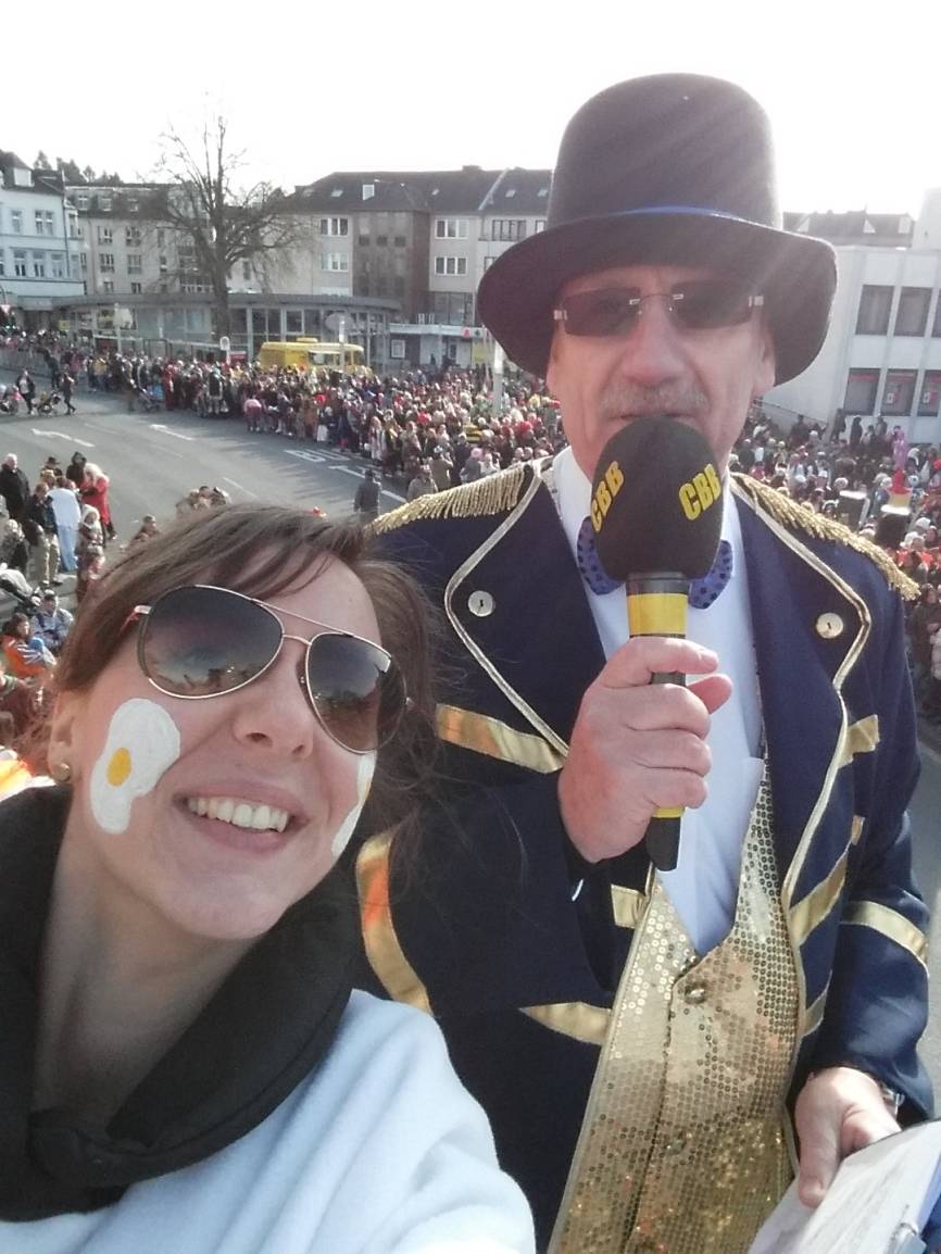  Schaufenster-Redakteurin Tanja Bamme und Bürgermeister a.D. Bernd Günther moderierten den Zug vom Jubi aus. 