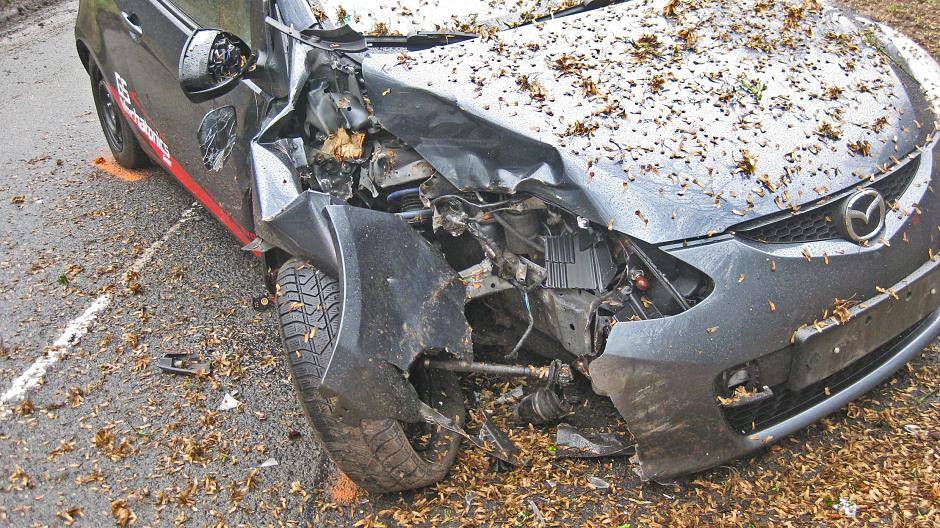 Von der Straße abgekommen und gegen einen Baum geprallt