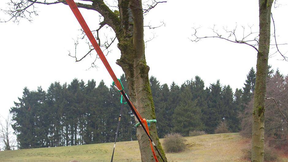 Auf der Slackline aneinander vorbeizubalancieren ist gar nicht so...