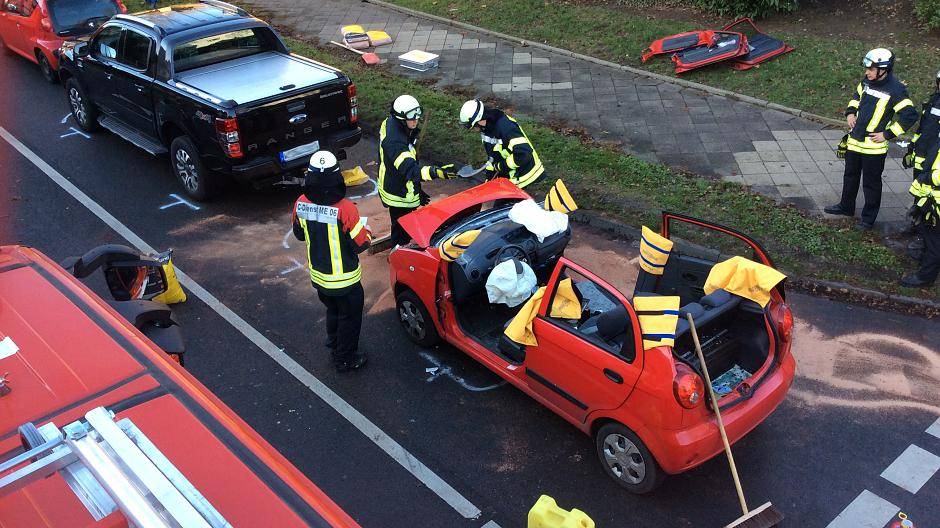 Feuerwehr muss Dach entfernen