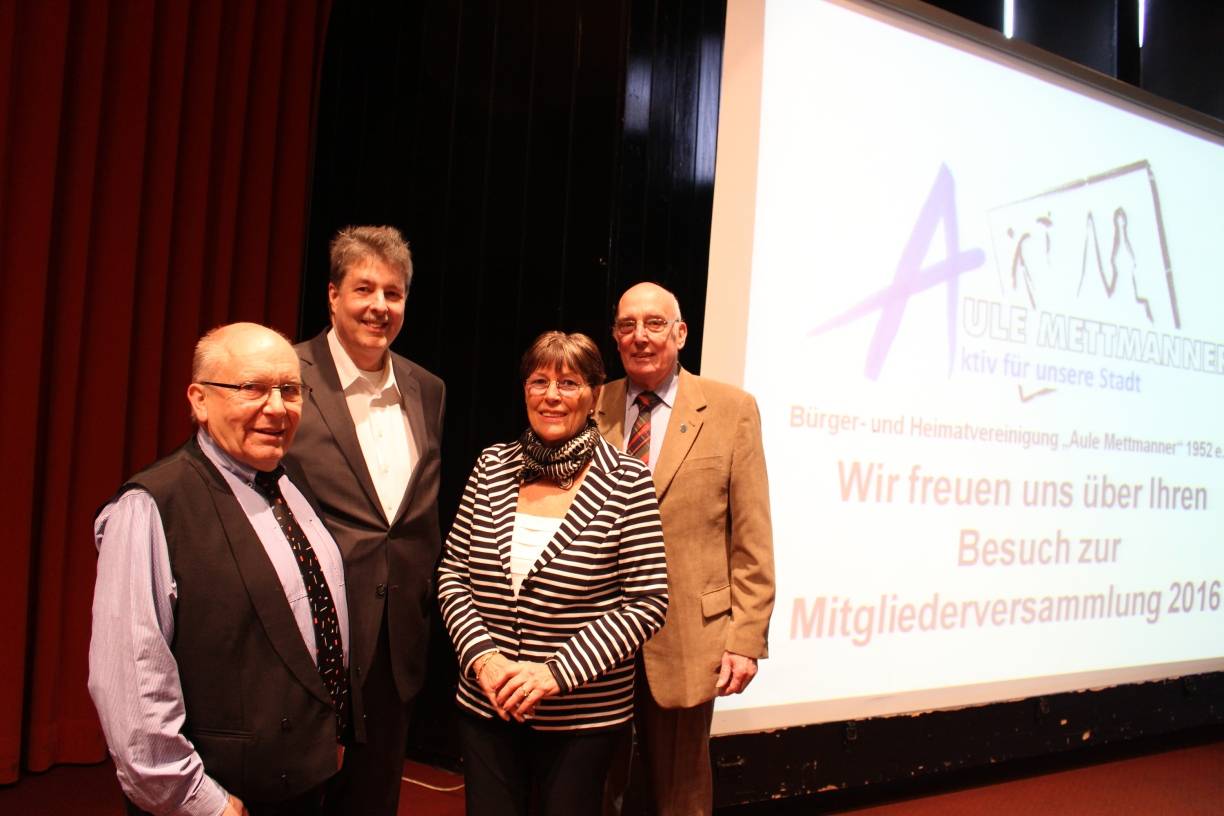  Vorsitzender Friedel Liesenkloß, Jubilar Christoph Hütten, stellv. Vorsitzende Anita Schäfer sowie Schatzmeister Dieter Heinemann. 