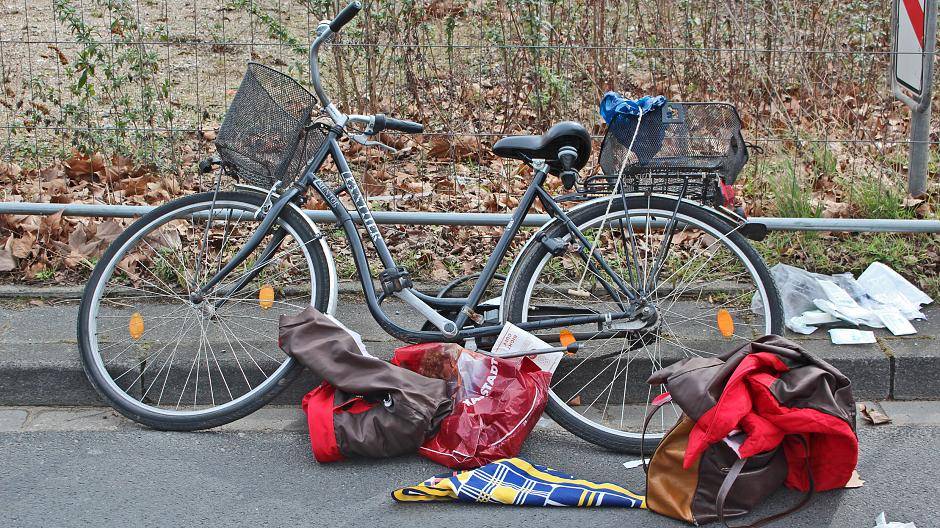 Fahrradfahrerin stürzte gegen Sattelzug und verletzte sich schwer