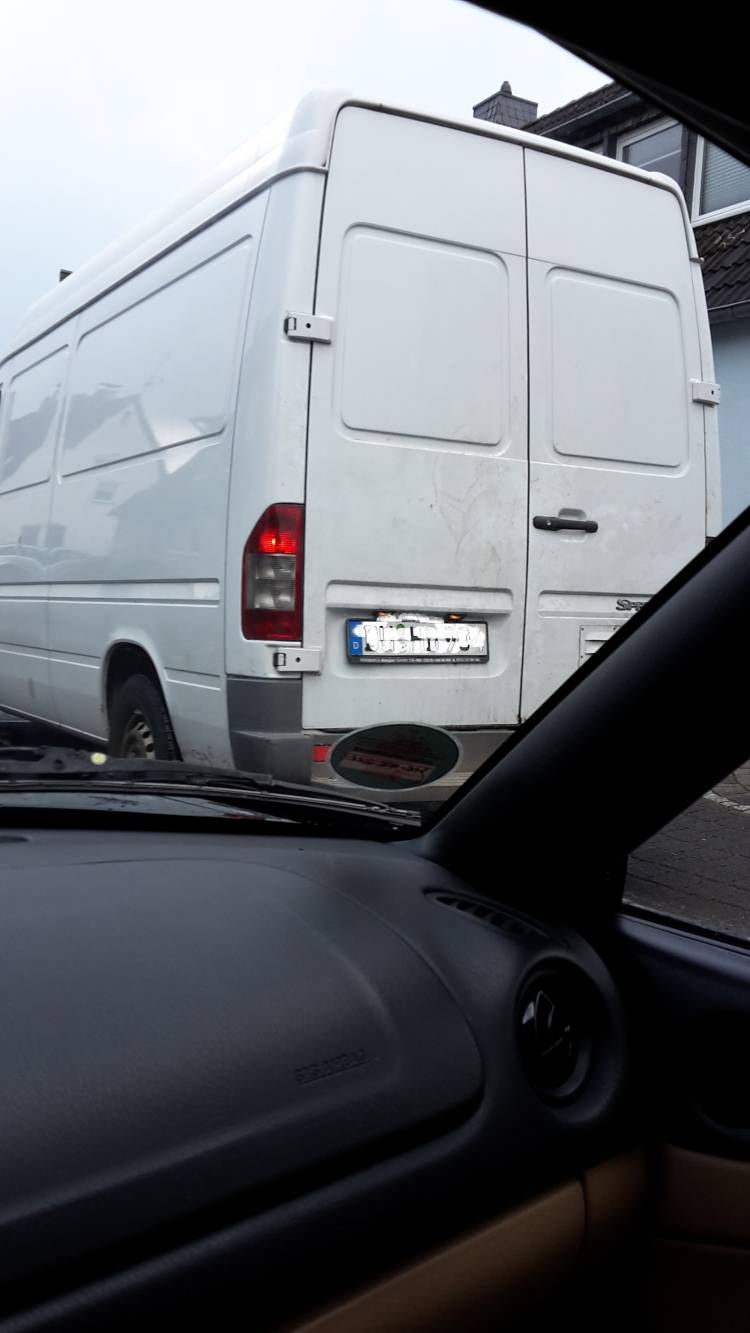  Aus dem Auto geknipst: "Schrotthändler“-Lieferwagen wie dieser fahren wiederholt durch Mettmanns Wohngebiete und nerven einige Bürger mit ihrem Gedudel. Werden sie fotografiert, reagieren die Fahrer meist höchst allergisch. 
