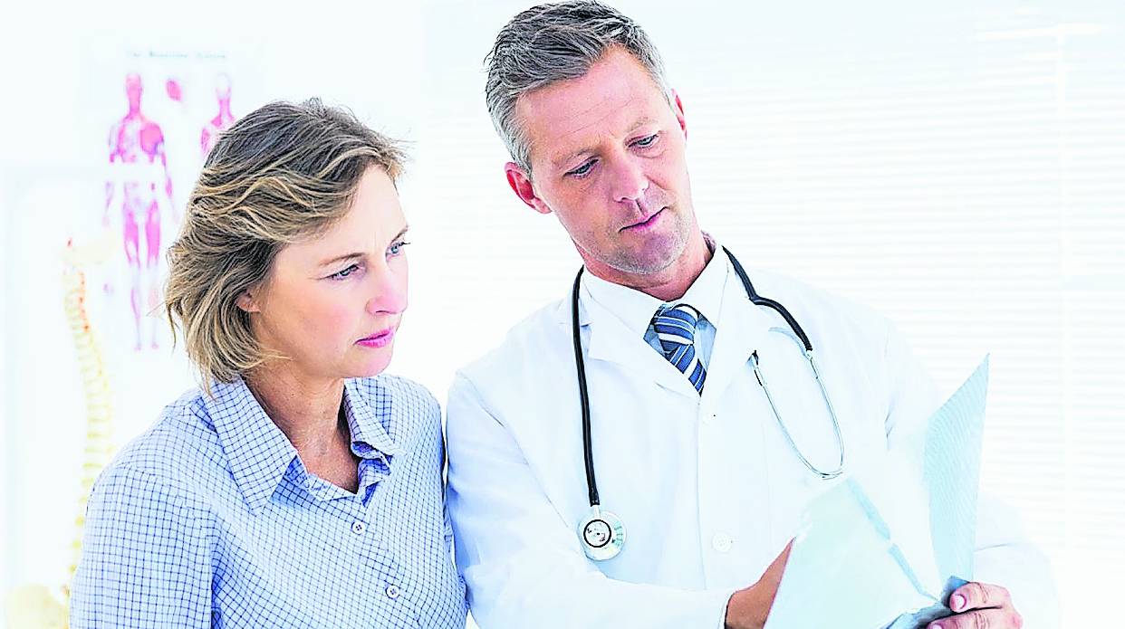  Operative Eingriffe sind bei Arthrose nicht immer sinnvoll. Patienten sollten sich deshalb eingehend beraten lassen und eventuell eine Zweitmeinung einholen. 