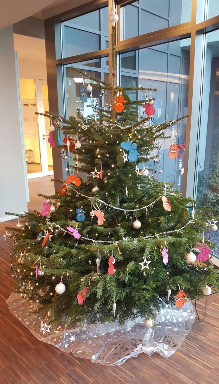  Der Weihnachtsbaum steht im Foyer des EVK. 
