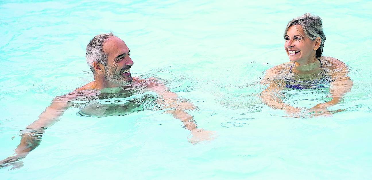  Schwimmen und Aquagymnastik sind optimal für Menschen mit Gelenkbeschwerden, denn diese Sportarten belasten nicht. 