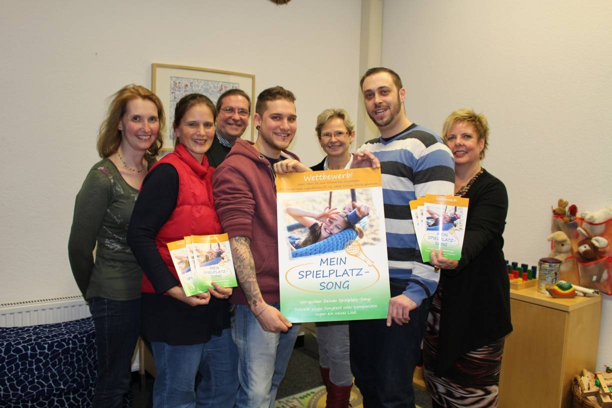  Die Pädagogische Fachkraft Yvonne Prinz, Spielpatin Nicola Hengst-Gohlke, Grafikdesigner Ingo Grenzstein, Jumitglieder Janosch Jungbluth, Elisabeth Niklas (BVM), Christian Knipping und Schirmherrin Piegler. 