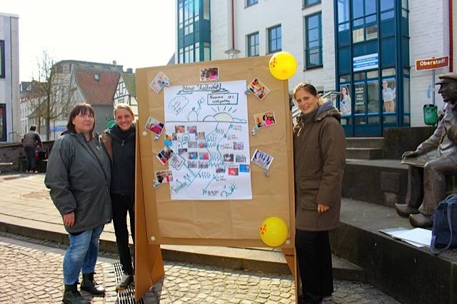  Spielplatzpatin Nicola Hengst-Gohlke mit Gaby Hoberg und Verena Mandt von der Flüchtlingshilfe Mettmann. 