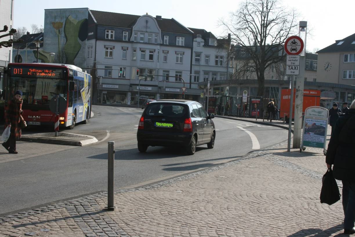  Nach wie vor fahren täglich jede Menge Autos über die Schwarzbachstraße. 
